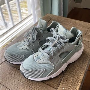 NIKE Air huarache women's sneaker